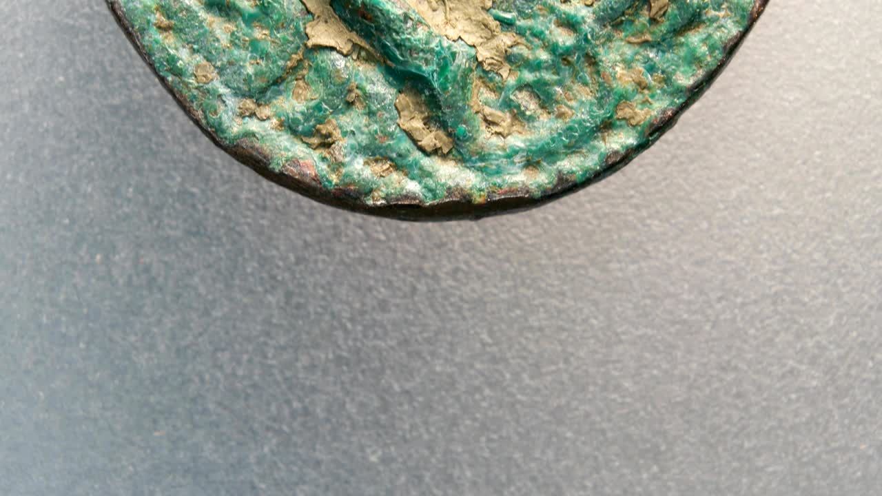 매우 오래된 동전의 근접 사진