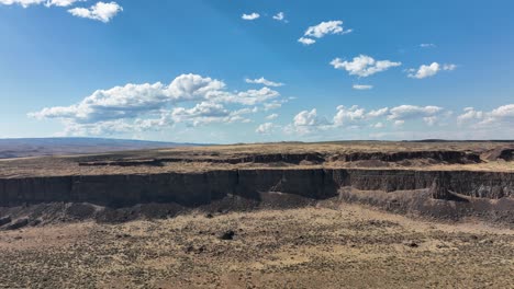 Amplia-Toma-Aérea-Del-Paisaje-Desértico-En-El-Este-De-Washington.