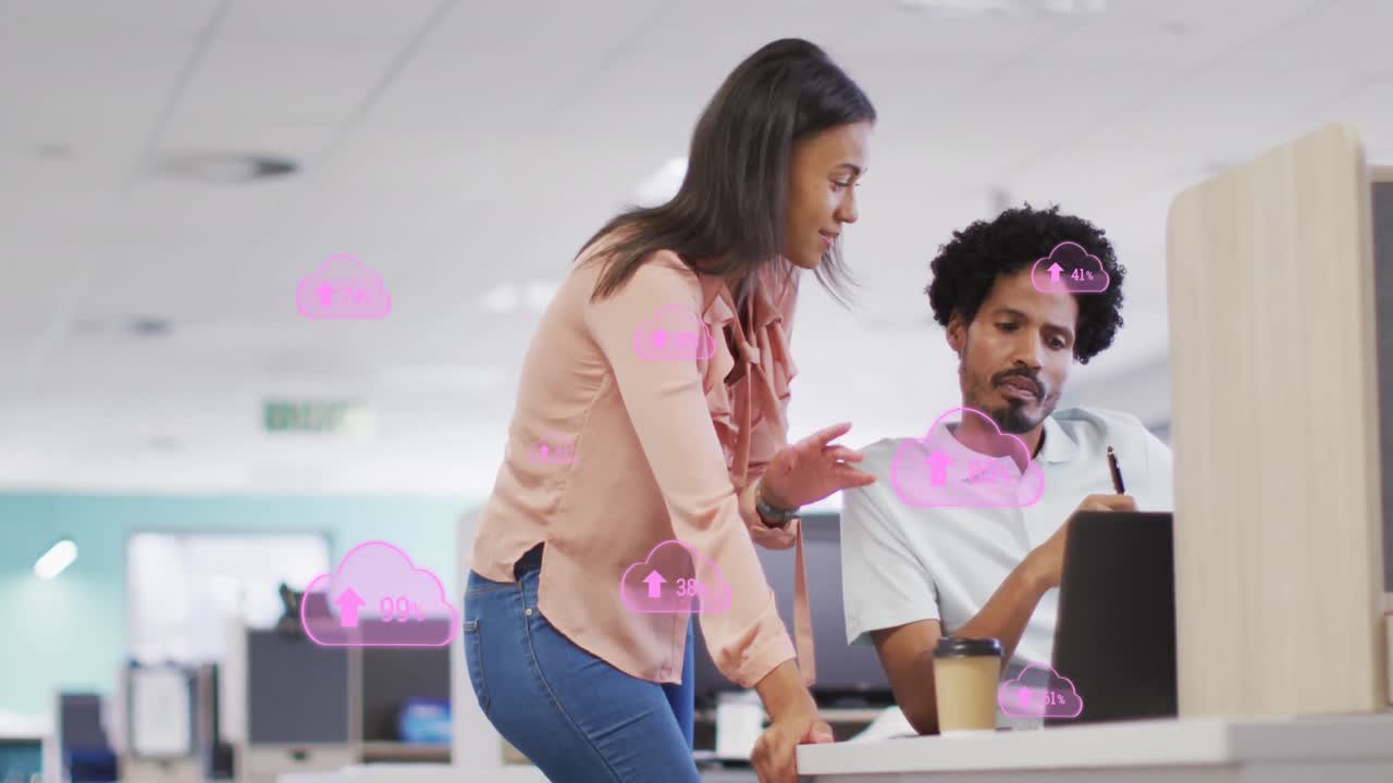 animación de subir iconos en la nube sobre hombres y mujeres diversos discutiendo en una computadora portátil en la oficina