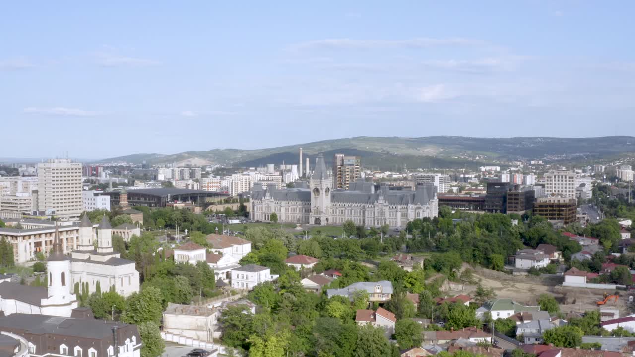long shot de un dron del palacio de la cultura en la ciudad de iași, en rumania