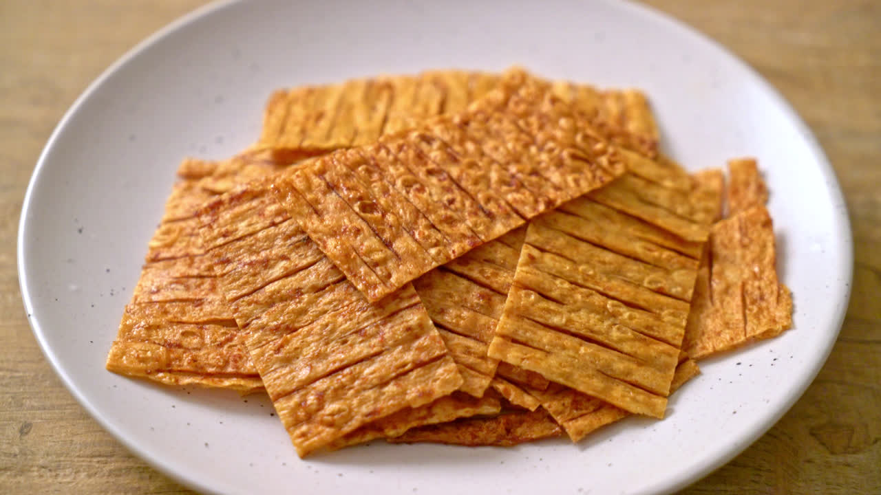 접시에 오징어 해산물 간식