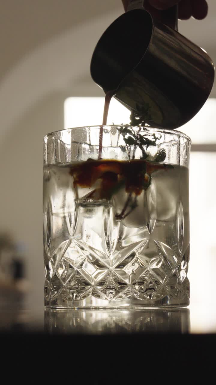 Vista verticale di caffè espresso nero versato nel gin tonic, Cechia.