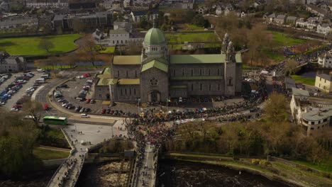 Saint-Patrick&#39;s-Parade-An-Der-Kathedrale-Von-Galway