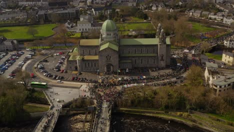 el desfile de san patricio en la catedral de galway