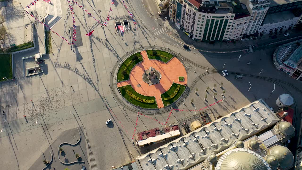 plaza taksim, monumento a ataurk, avenida istiklal, no hay gente, toque de queda por la pandemia de covid-19 en la calle iastiklal.