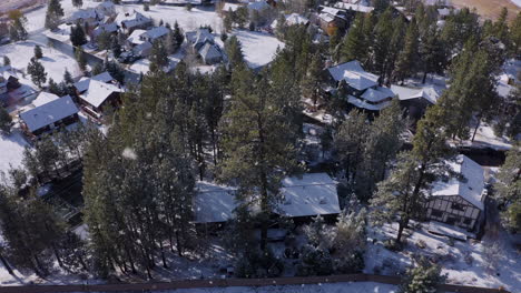 Cabañas-Aéreas-De-Madera-Complejo-Invernal-Cubierto-De-Nieve-Blanca-Pura-Durante-Las-Nevadas