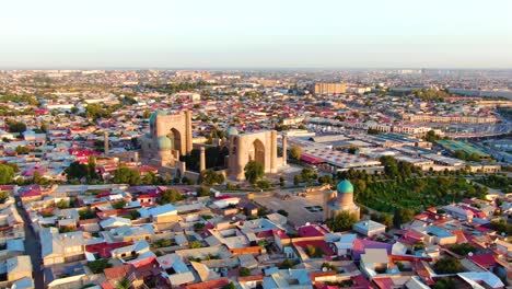 panorama de la antigua ciudad de samarcanda con plaza registan en uzbekistán, asia central