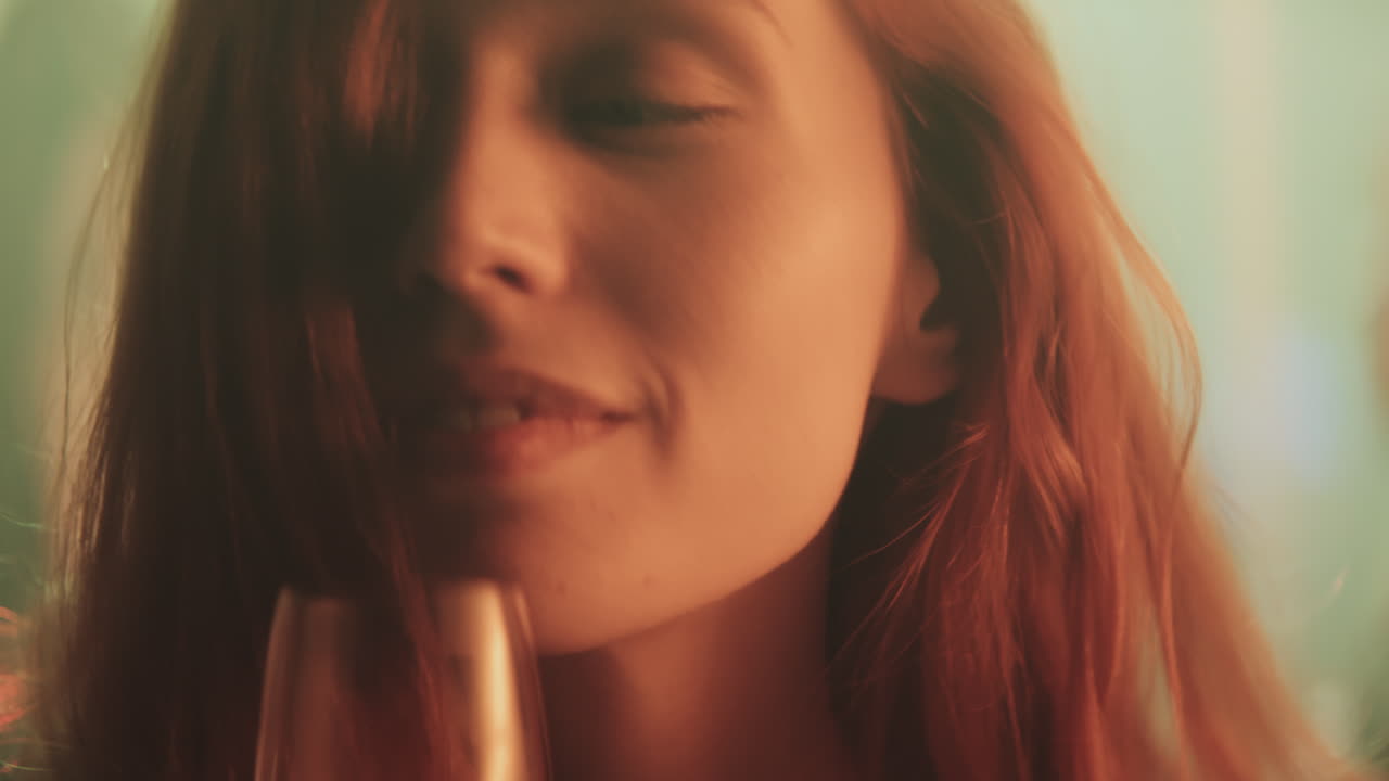 Ritratto di donna con champagne