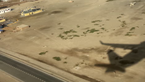avión disminuyendo la altitud se acerca a su propia sombra