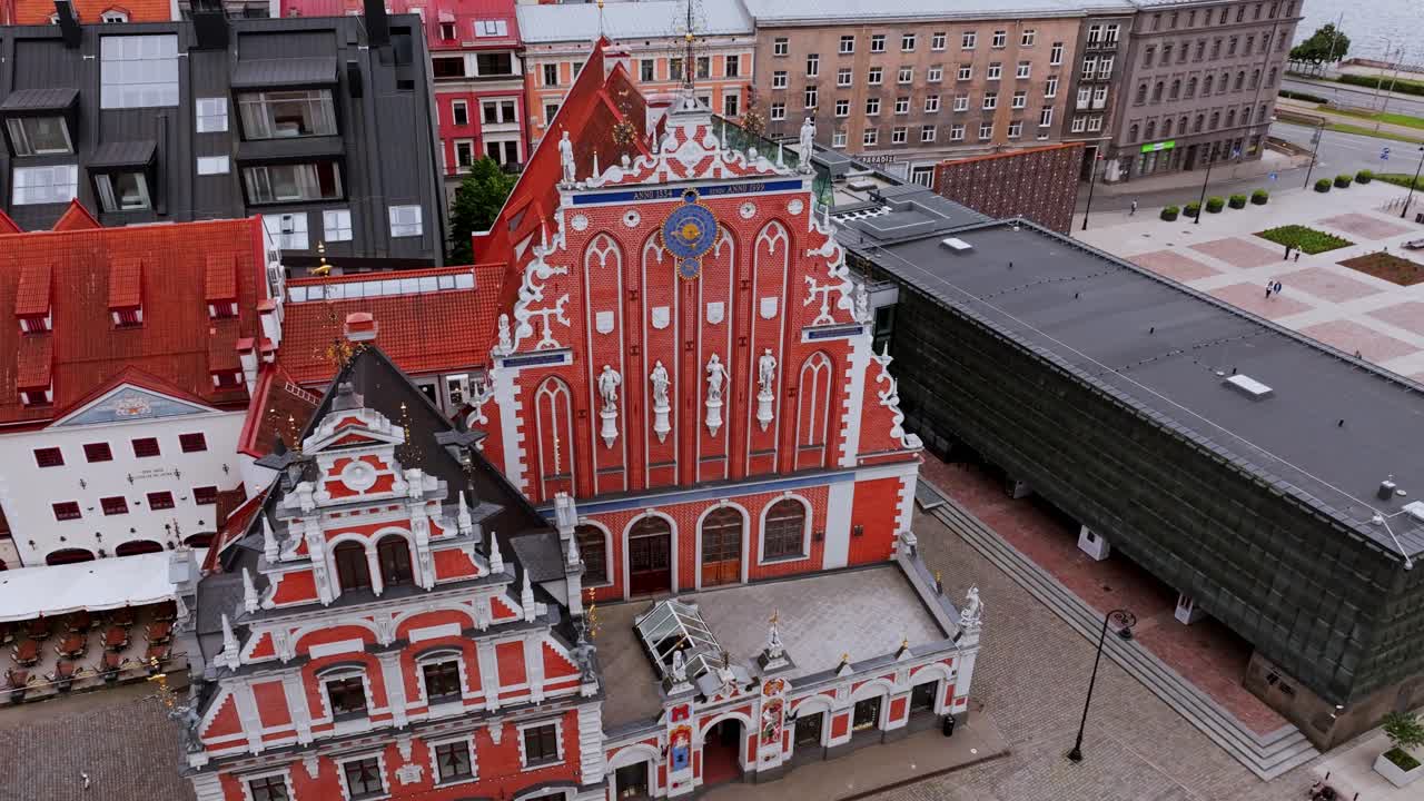 Slow cinematic flight highlighting ornate facade of House of Blackheads, Riga