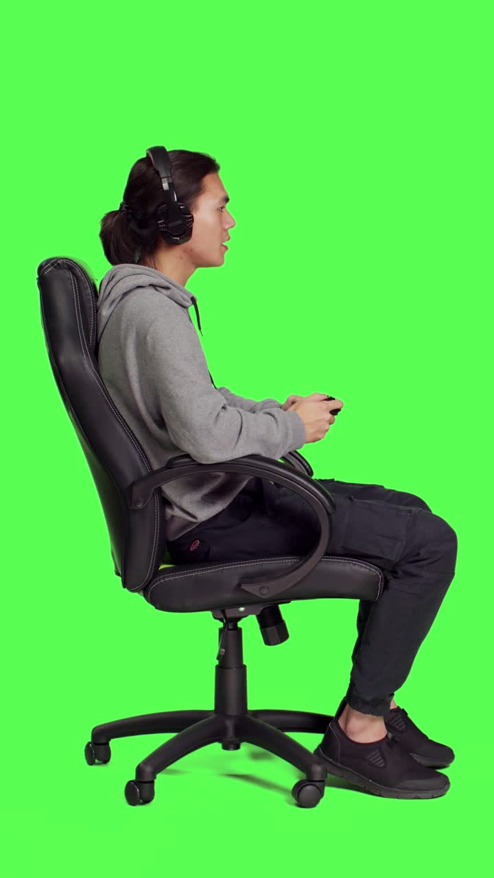 Profilo di un uomo asiatico che utilizza il controller per un contest