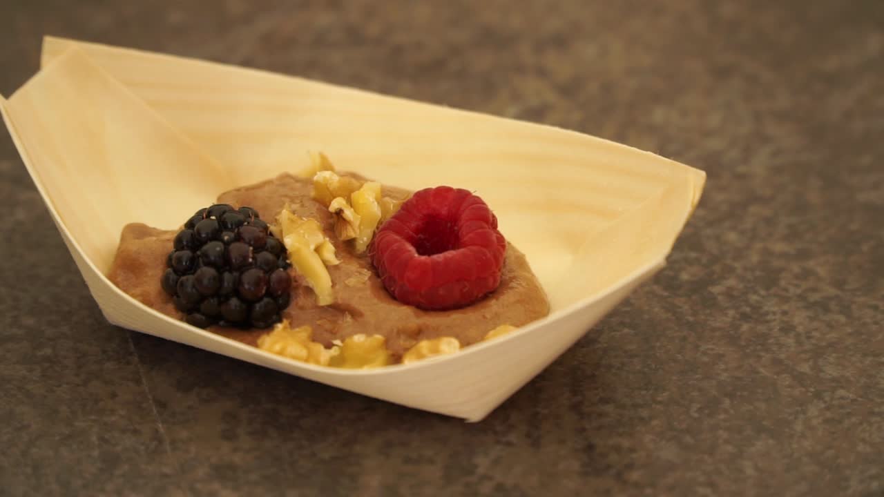 slowmo - puré de plátano crudo con frambuesa, morera y nueces - de cerca