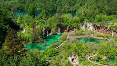 Emerald-green-water-of-Plitvice-Lakes-National-Park-in-Croatia,-Europe