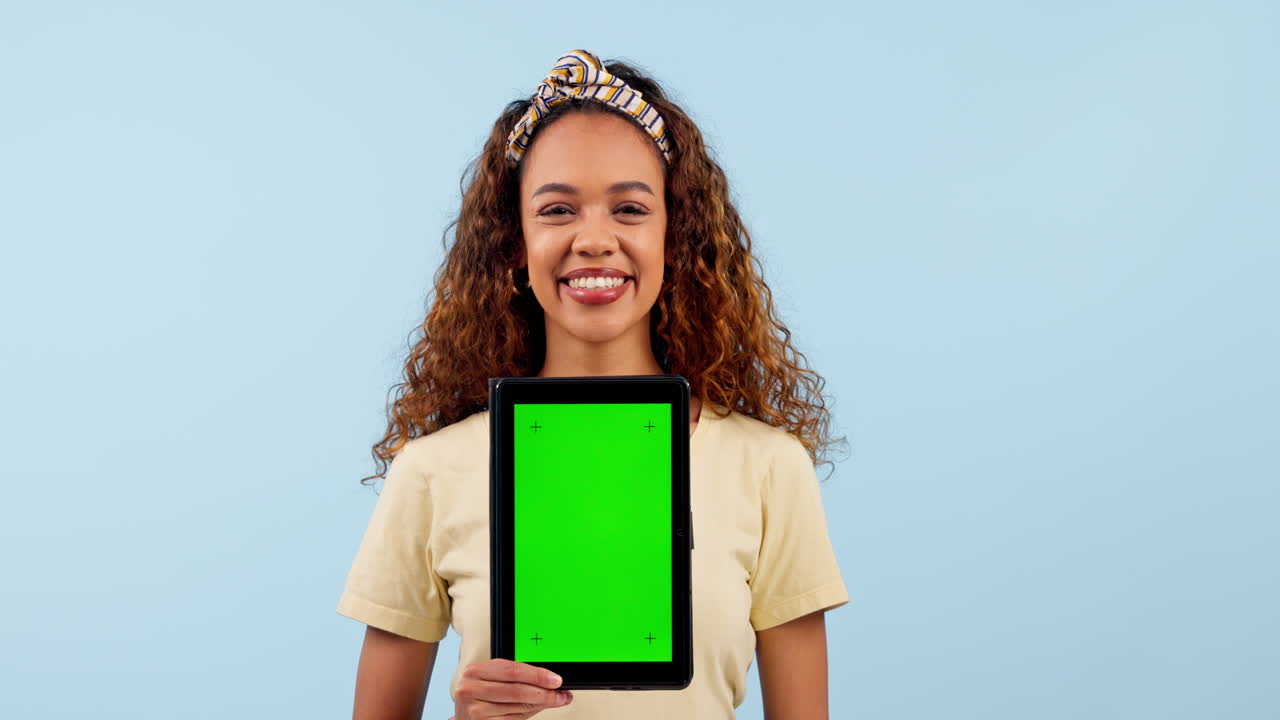 mujer, tableta de pantalla verde