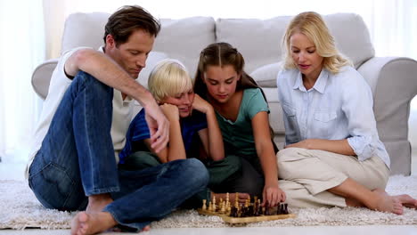 niños y padres jugando al ajedrez