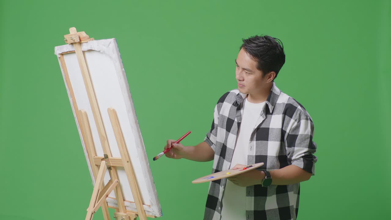 스튜디오 에서 그림 을 그리는 사람