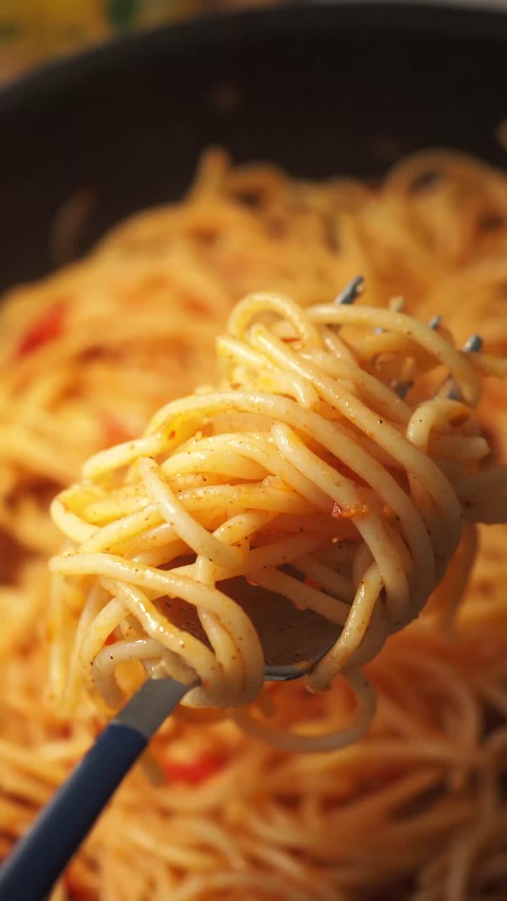 Primer plano de deliciosos espaguetis enrollados en un tenedor