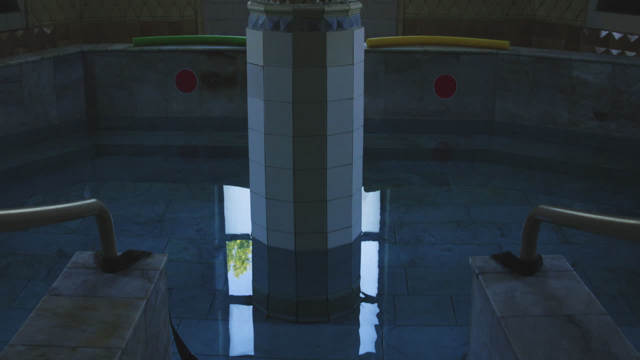 스파 욕조 수영장, 조지아에서 어린이 개척자의 조각과 열