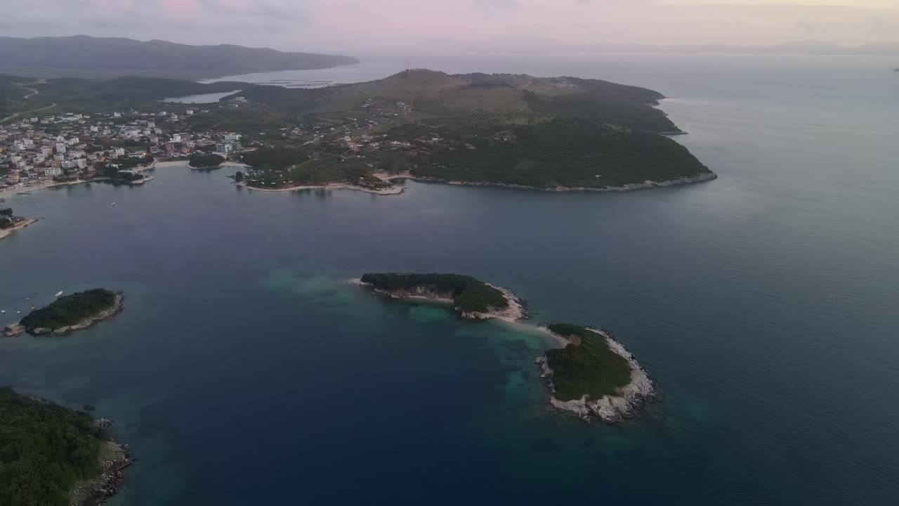 vista aérea de la ciudad de ksamil con islas gemelas