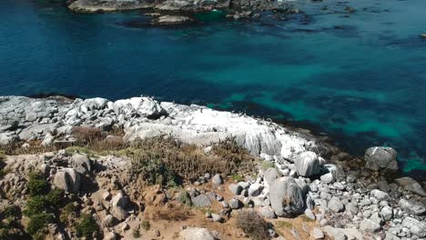 Imágenes-Aéreas-Que-Muestran-Aguas-Cristalinas-Y-Formaciones-Rocosas-En-Cachagua,-Chile.