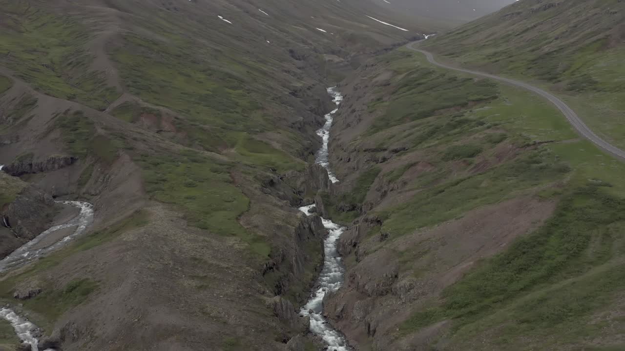valle montañoso de fagridalur con un gran río que serpentea a través del paisaje