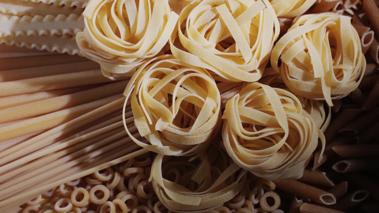 Vista ravvicinata di vari formati di pasta italiana cruda