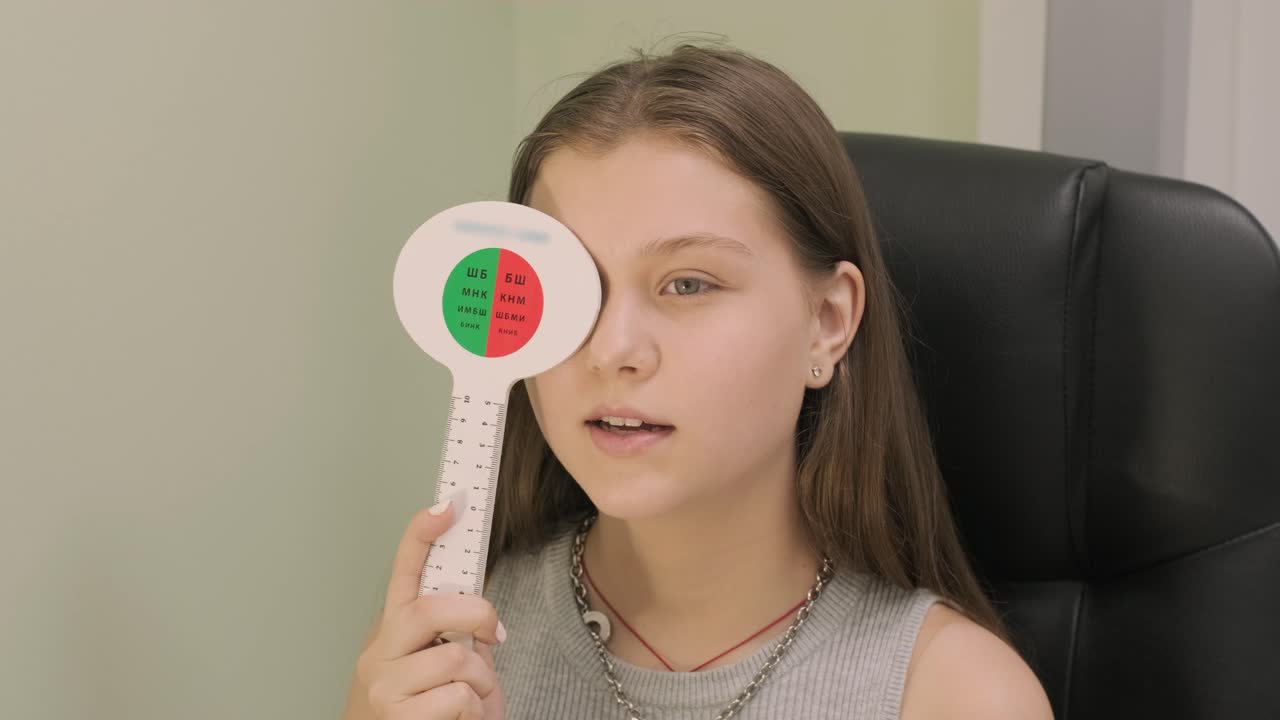 시력을 검토하는 소녀의 근접 초상화 눈을 닫는