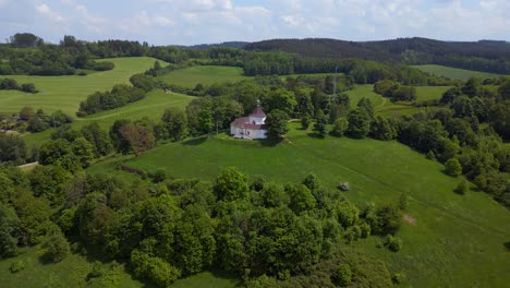 Mejor-Vista-Aérea-De-La-Capilla-Redonda-De-Vuelo-En-La-Colina-De-La-Montaña,-Krumlov-República-Checa-Verano-2023