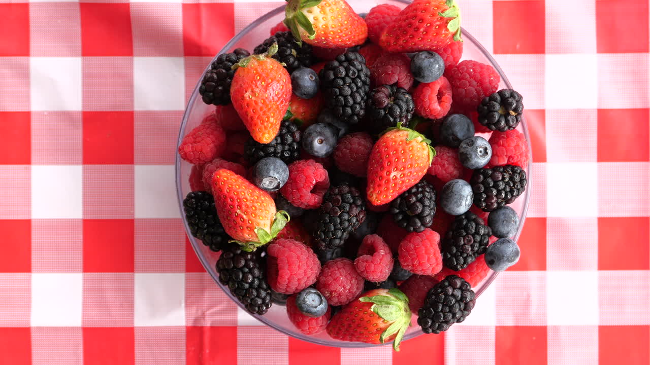 bayas mezcladas en un cuenco