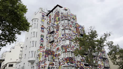 nach oben kippende aufnahme des graffiti-hotels artmadams palma de mallorca