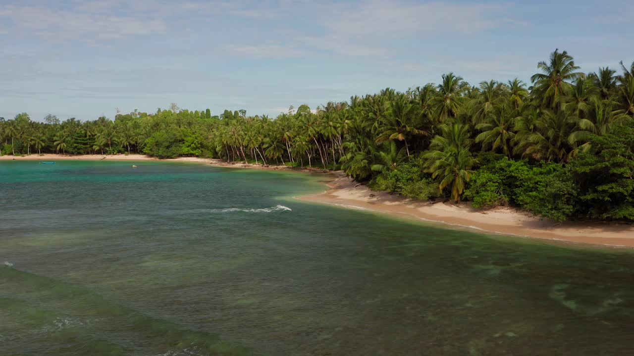 drone disparó hacia una isla tropical en el mentawai