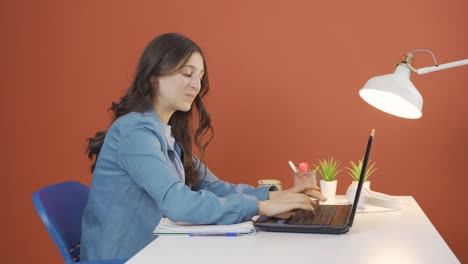 the young woman who likes the application on the laptop is happy.