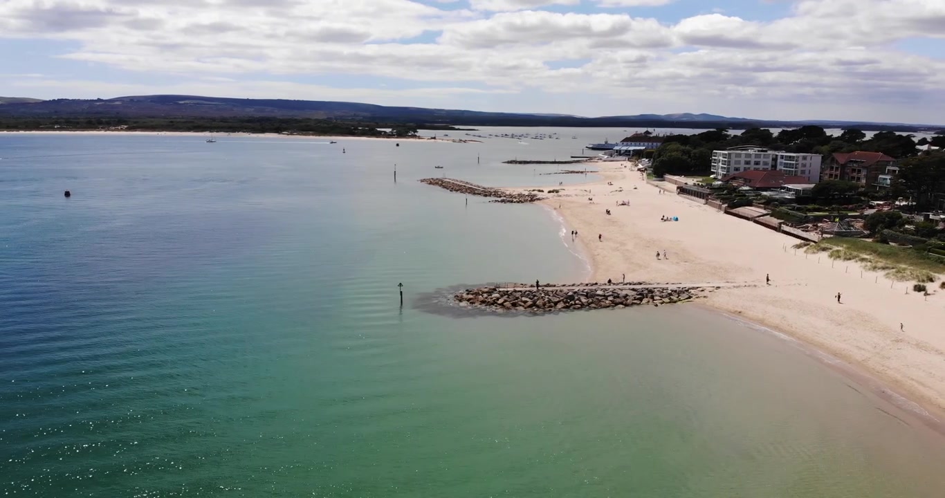 Luftfoto af Sandbanks, velhavende kvarter i Poole, Dorset, på Englands sydkyst. Orbitbevægelse