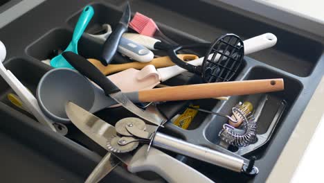 cajón de utensilios de cocina desordenado