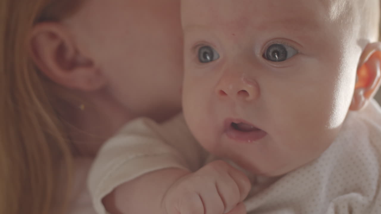 아기가 위를 바라보고 있습니다.