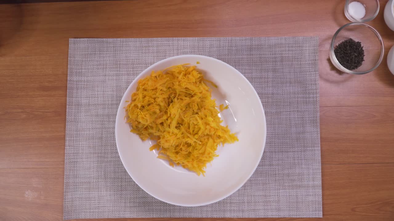 mezcla para panqueques de verduras, combinando ingredientes en tazón blanco