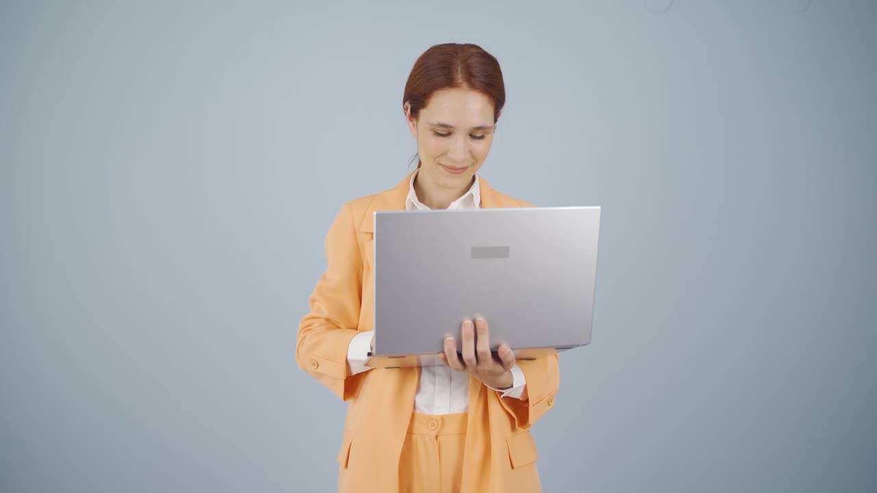 mujer de negocios saludando a la cámara.