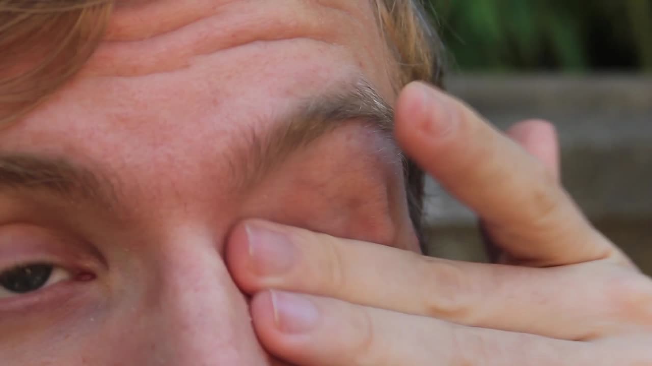 hombre de mediana edad cansado y estresado limpiándose los ojos