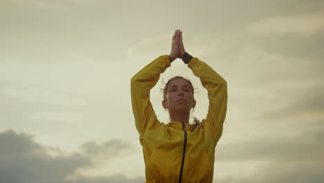 entrenador de yoga meditando en la postura del árbol. mujer deportiva ejercitando yoga en las montañas