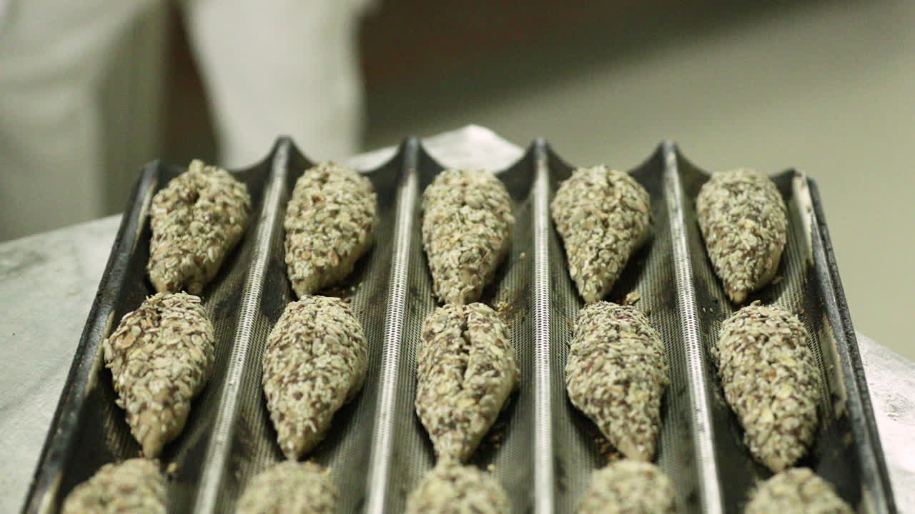 다중 곡물 씨을 5 줄로 배치한 반죽, 바게트 트레이