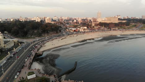 vista aérea soleada de la pista de patinaje con personas ubicadas en montevideo, uruguay