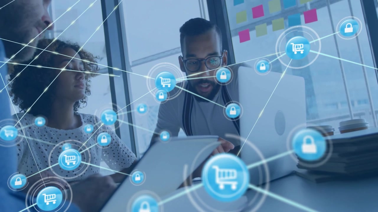 Team che collabora attorno a una scrivania, sovrapponendo grafici di sicurezza e-commerce con icone di carrello e lucchetto