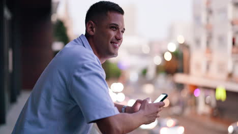 teléfono, balcón de la ciudad y relajarse hombre feliz escribiendo