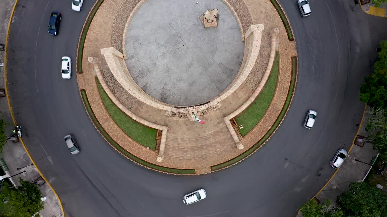 ascenso aéreo mirando hacia abajo en el monumento a la patria, monumento a la patria y rotonda en el paseo de montejo en mérida, yucatán, méxico
