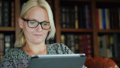 Woman-Uses-Tablet-in-a-Library