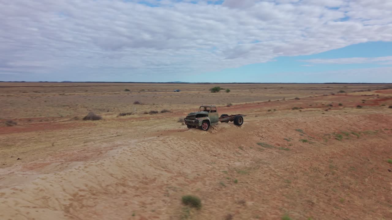 Prise de vue aérienne cinématique en 4K d’un camion abandonné dans le bush australien (1)