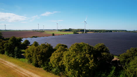 Alternative-Energiequellen-Mit-Windmühlen-Und-Sonnenkollektoren