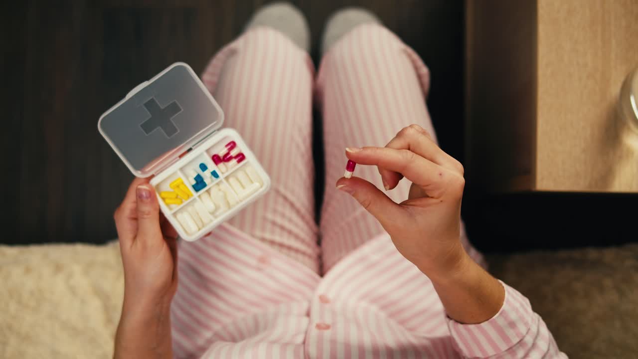 잠옷을 입고 약을 먹는 여자