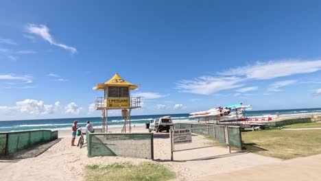 torre de salvavidas con los que van a la playa en un día soleado