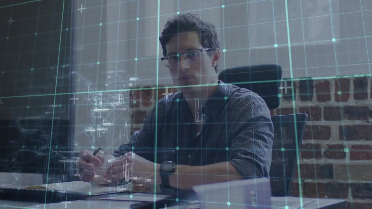 red y procesamiento de datos contra el retrato de un hombre caucásico tomando notas en la oficina